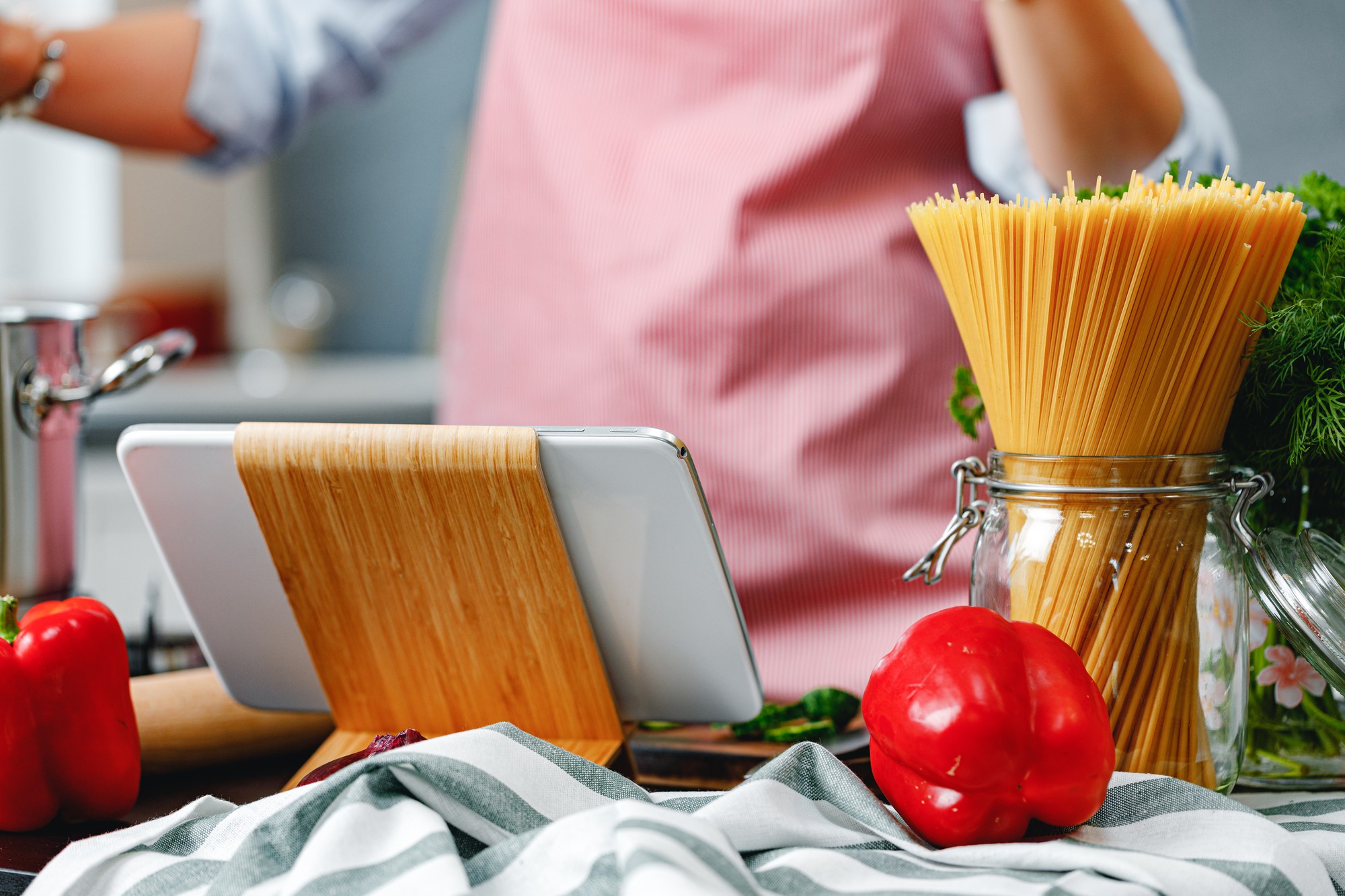 Cucina casalinga professionale con stoviglie
